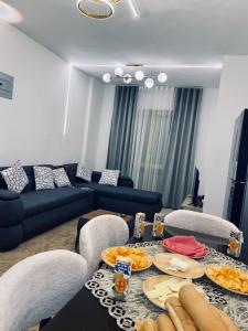 a living room with a table with food on it at سكن فندقى باكتوبر in Al Kawāmil Qiblī