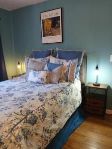 a bedroom with a bed with pillows on it at Southern Charmer in Stone Mountain +14 photos