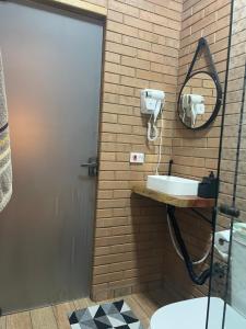 a bathroom with a sink and a mirror at Refúgio Rodreipe II in São Bento do Sapucaí