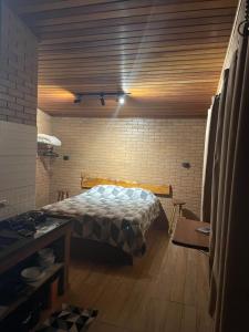 a bedroom with a bed in the middle of a room at Refúgio Rodreipe II in São Bento do Sapucaí