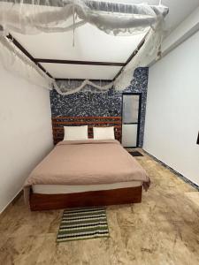 a bedroom with a bed in a room at Mountain Shack Homestay in Ella