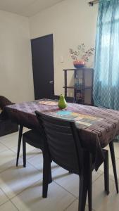 a table with a green apple sitting on top of it at hospedaje Maluli suite girasol in Santa Elena