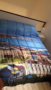 - un lit avec une couette colorée dans l'établissement Vincent's home, à Naples