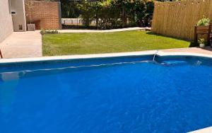 a large blue swimming pool in a yard at Piccolo Posto in Neuquén