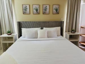 ein Schlafzimmer mit einem großen weißen Bett und weißen Kissen in der Unterkunft Falcon Views - Airport Transportation Available-Security-Gated in Montego Bay