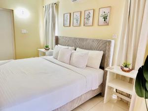 ein Schlafzimmer mit einem großen weißen Bett und weißen Kissen in der Unterkunft Falcon Views - Airport Transportation Available-Security-Gated in Montego Bay