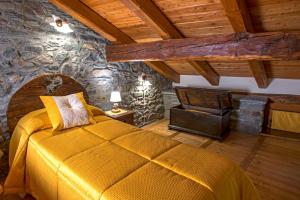 a bedroom with a bed and a stone wall at La cor dé Jérémie in Montjovet