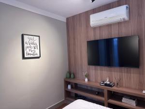 a living room with a flat screen tv on a wall at Casa Nova e privativa no Centro de Piracicaba in Piracicaba