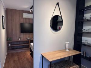 a room with a table and a mirror on the wall at Casa Nova e privativa no Centro de Piracicaba in Piracicaba