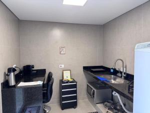 a room with a kitchen with a sink and a counter at Casa Nova e privativa no Centro de Piracicaba in Piracicaba