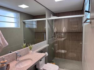 a bathroom with a shower and a sink and a toilet at Casa Nova e privativa no Centro de Piracicaba in Piracicaba