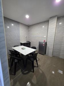 a dining room with a table and chairs in a room at Teeview Homes 9B in Tanah Rata