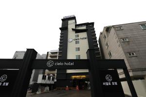Ein Gebäude mit einem Schild, auf dem „Obida Hotel“ steht. in der Unterkunft Cielo HOTEL in Seosan