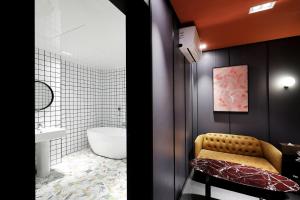 ein Badezimmer mit Badewanne, Toilette und Waschbecken in der Unterkunft Cielo HOTEL in Seosan + 64 Fotos