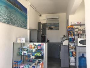 eine Küche mit einem Kühlschrank voller Lebensmittel in der Unterkunft Pearl Point Hotel in Puerto Peñasco