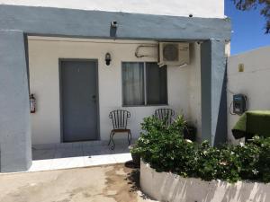 zwei Stühle stehen auf der Veranda eines Hauses in der Unterkunft Pearl Point Hotel in Puerto Peñasco