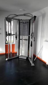 un gimnasio con una gran máquina elíptica en Apparteo Bordeaux, en Burdeos