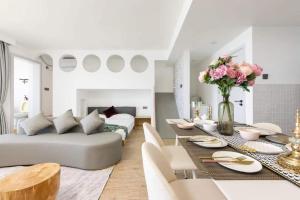 a living room with a couch and a table with flowers at Yumian Cloud Seaview Hotel in Sanya