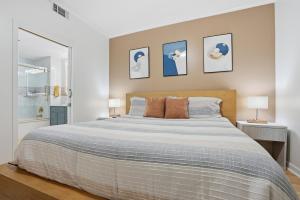 a bedroom with a large bed and two lamps at Splash Resort, 16th floor, Oceanfront, 1BR Sleeps 6, Lazy River & Water Park in Panama City Beach +65 photos