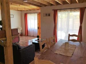 a living room with a table and a dining room at Cabañas Vista Parapentes in Maitencillo