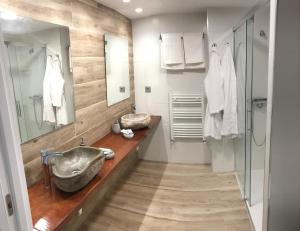 a bathroom with a large sink and a mirror at La Casona de Alútiz & Bodega in Samaniego +77 photos