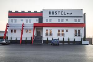 un hotel con un'auto parcheggiata in un parcheggio di Hostel Tron a Travnik