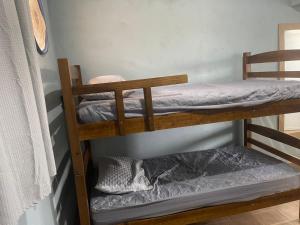 a bunk bed room with two bunk beds in a room at Apê Bianck's in Ilha Comprida