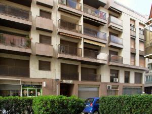 un edificio de apartamentos con un coche aparcado delante de él en Maresto Calle Mar, en Salou