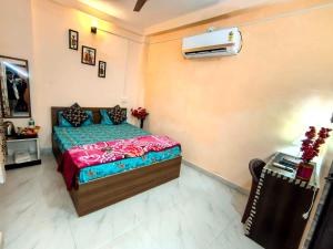a bedroom with a bed and a air conditioner on the wall at Shivashrays Homestay in Rānchī