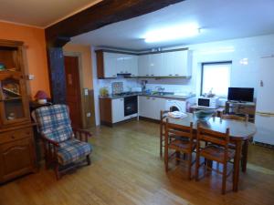 a kitchen and dining room with a table and chairs at Casa Barazabal in Gorostapolo de Errazu