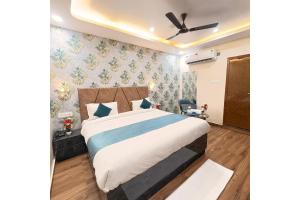 a bedroom with a bed and a ceiling fan at Hotel Raas Grand in Sachendi
