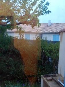Blick auf ein Haus aus dem Fenster eines Hofes in der Unterkunft Gillet in LʼIsle-sur-la-Sorgue + 2 Fotos