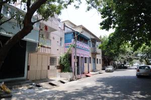 a street with buildings on the side of the road at Villa LOR in Pondicherry