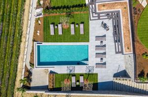 an overhead view of a swimming pool in a yard at Residence Gloria Dei in Schenna
