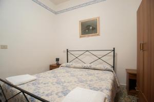 Tempat tidur dalam kamar di Albergo Pensione Ardenza SELF CHECK-IN