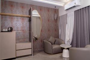 a bathroom with a chair and a mirror at SVS Bhawan in Ulhāsnagar +20 photos