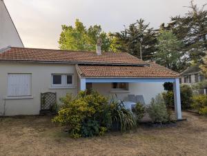 a small white house with a red roof at Villa 100m plage in La Faute-sur-Mer +4 photos