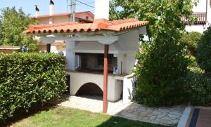 a building with a pizza oven in a yard at Studio Lemoni Peloponnese in Pirgákion
