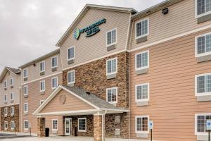 a front view of a building with a sign on it at WoodSpring Suites Columbus NE I-270 Airport in Gahanna