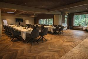 a conference room with a long table and chairs at De Spaarbankhoeve in Fluitenberg