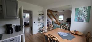a kitchen and dining room with a table and chairs at Ferienwohnung bei Natie in Brilon