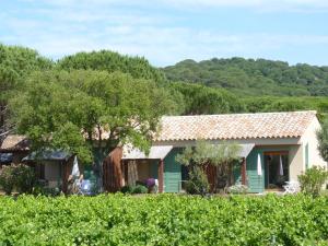 a house in the middle of a vineyard at Residence Les Sellettes in Saint-Tropez