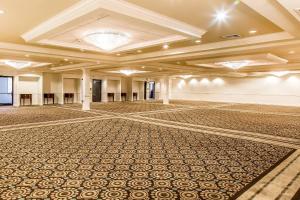an empty ballroom with a large room with a ceiling at Comfort Inn & Suites Meriden East in Meriden