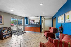 a waiting room with two chairs and a counter at Rodeway Inn in Temple