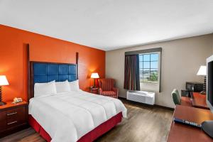 a hotel room with a large bed and a window at Rodeway Inn in Temple +52 photos