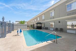 a swimming pool in front of a building at Rodeway Inn in Temple