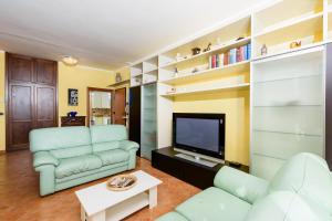 a living room with a couch and a tv at Natura e Golf con giardino privato in Fiano