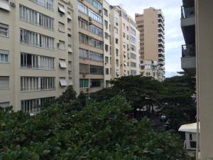 un grupo de edificios altos en una ciudad en Alex Rio Flats Studio Arpoador, en Río de Janeiro