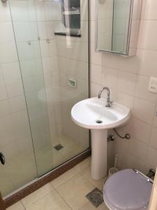 a bathroom with a sink and a shower at Alex Rio Flats Studio Arpoador in Rio de Janeiro