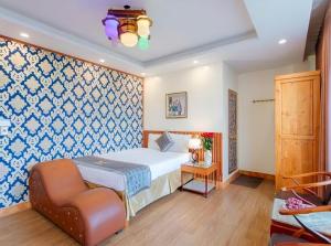 a bedroom with a bed and a chair at Hotel Nhu Loan in Bạch Ðoài